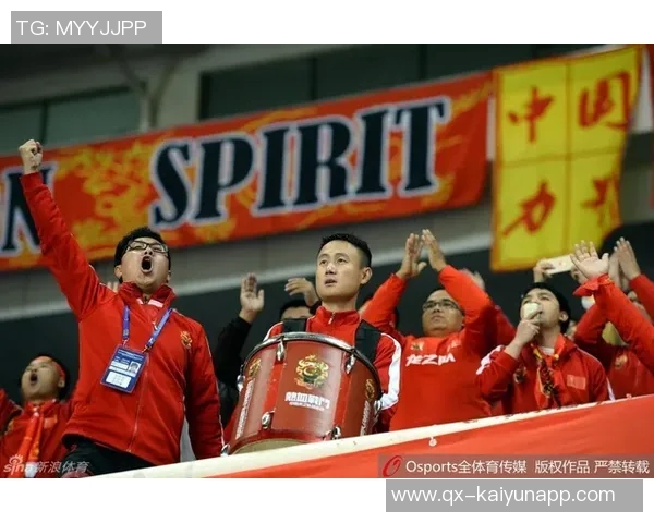 穆西亚拉亲临训练场为队友加油助威并热情签名回馈球迷