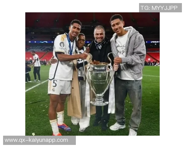 多特高层与球员赛后安慰小贝林厄姆因解围失误致拜仁进球